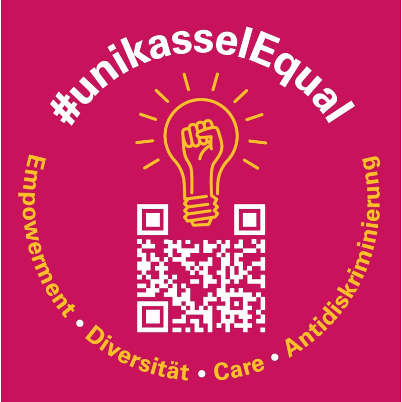 Der Bild zeigt einen QR-Code, der auf die Website der Stabstelle Gleichstellung führt. Darüber ist eine leuchtende Glühbirne mit einer Faust. Im Kreis stehen die Worte #unikasselEqual - Empowerment - Diversität - Care - Antidiskriminierung.