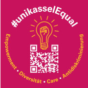 Der Bild zeigt einen QR-Code, der auf die Website der Stabstelle Gleichstellung führt. Darüber ist eine leuchtende Glühbirne mit einer Faust. Im Kreis stehen die Worte #unikasselEqual - Empowerment - Diversität - Care - Antidiskriminierung.